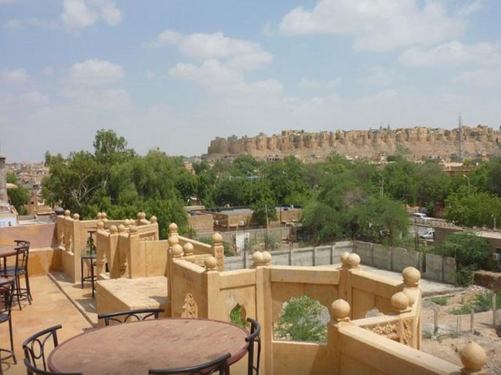 Hotel The Golden House Jaisalmer Bagian luar foto