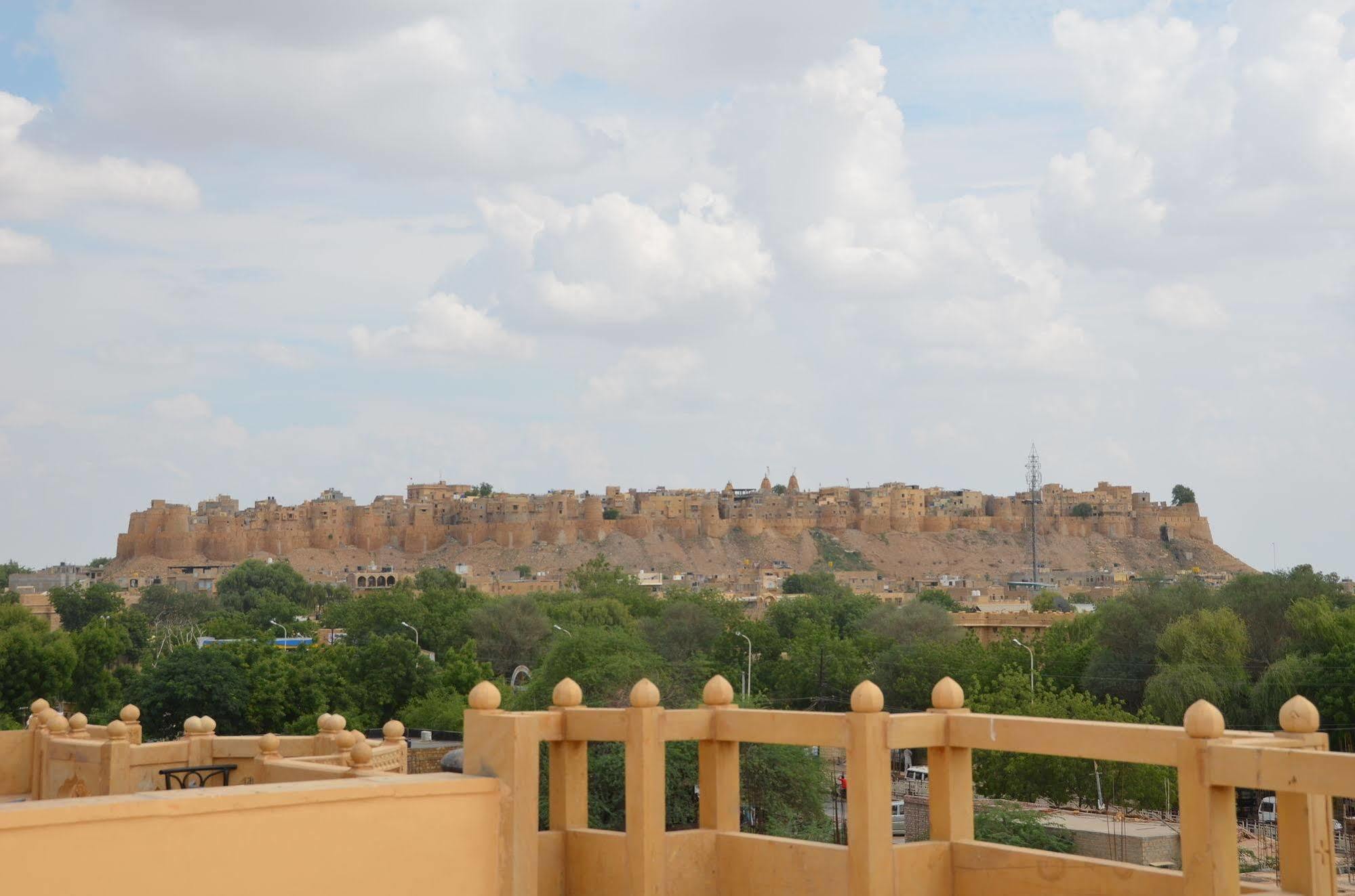 Hotel The Golden House Jaisalmer Bagian luar foto